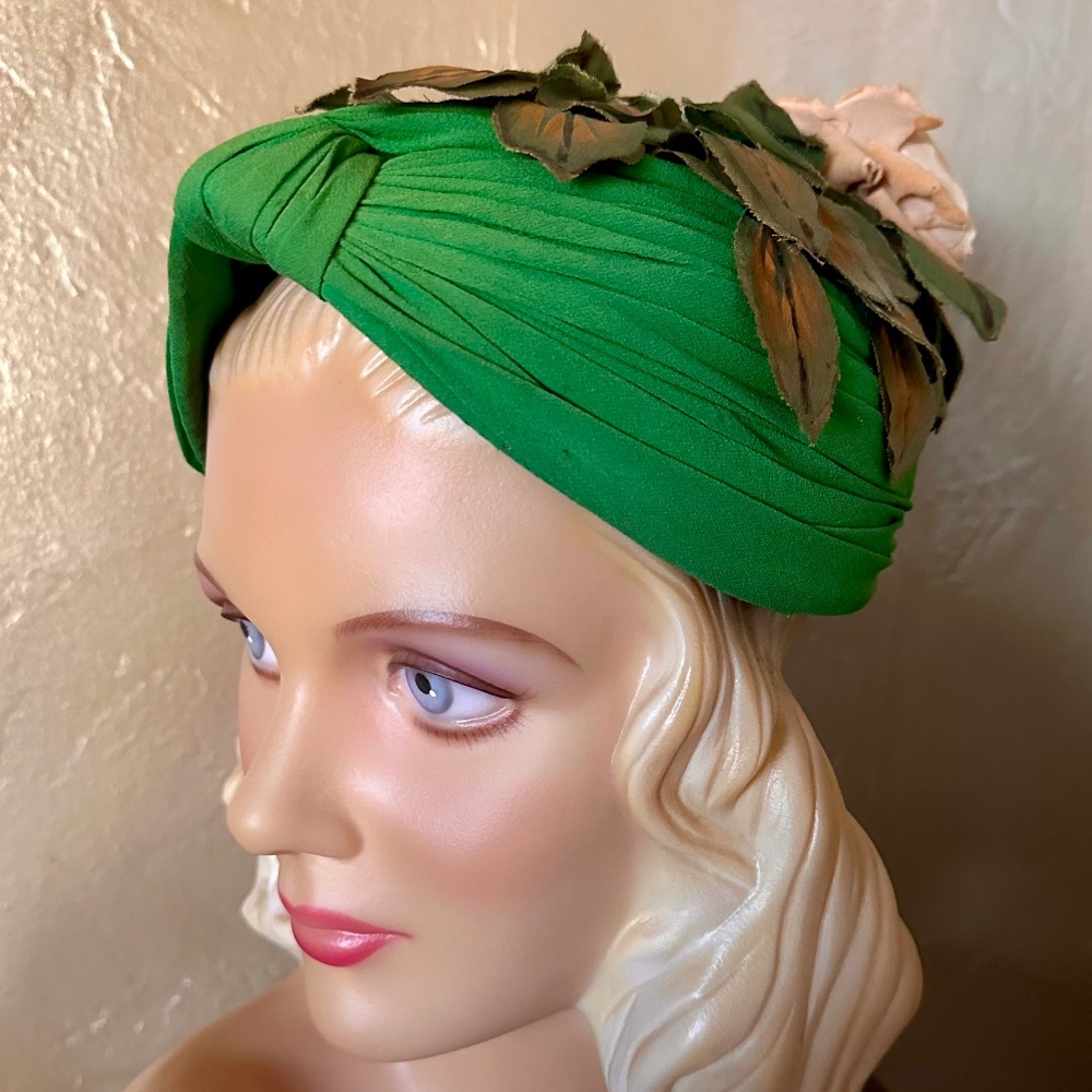 LILLY DACHE VINTAGE STRUCTURED TURBAN IN GREEN SILK WITH FABRIC LEAVES AND ROSE